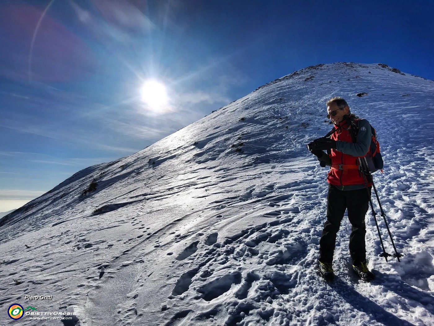 51 In attenta discesa sferzata dal vento da Cima alla Bocchetta di Grem .jpg